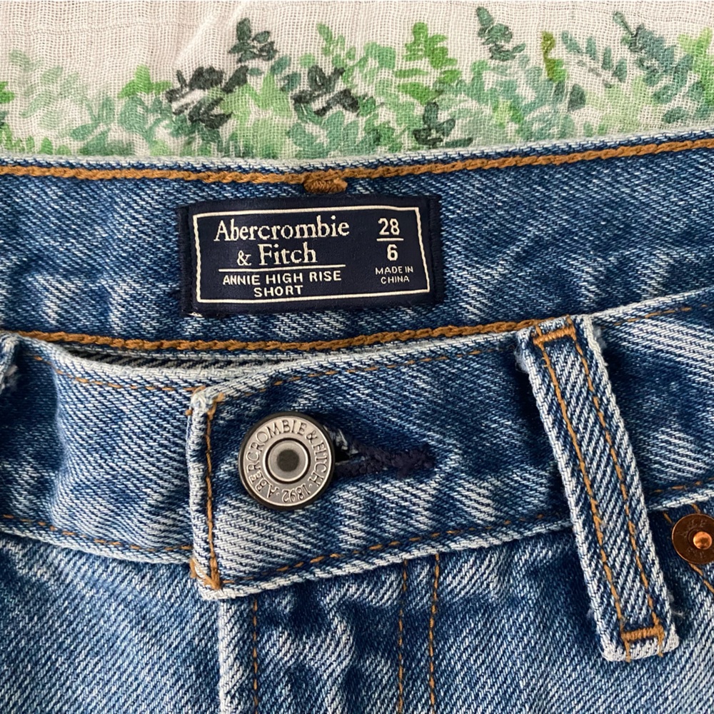 Abercrombie & Fitch Annie High Rise Short - Picture 2 of 3